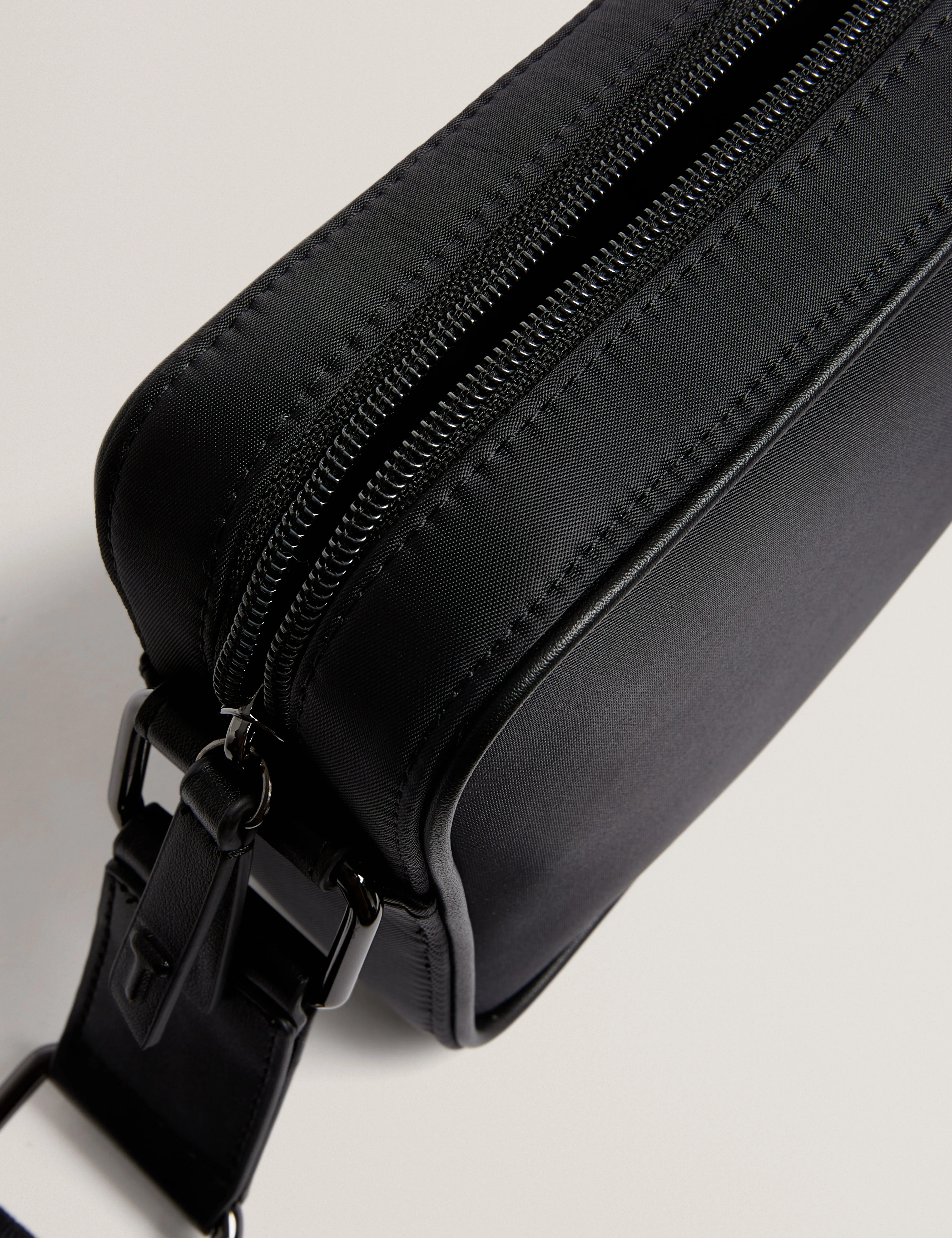 Nesbiit Nylon Tb Script Camera Crossbody Bag Black